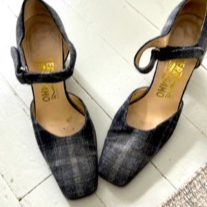 Salvatore Ferragamo gray wool pumps size 7